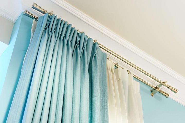 Nous proposons une large gamme de rideaux et stores personnalisables.